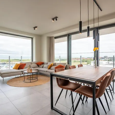 Luxurious New With Stunning Views Apartment
