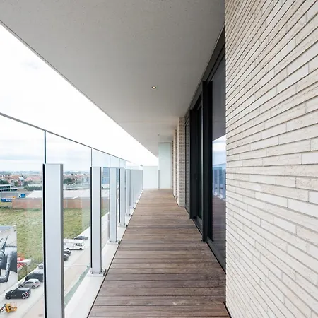 Luxurious New With Stunning Views Apartment *