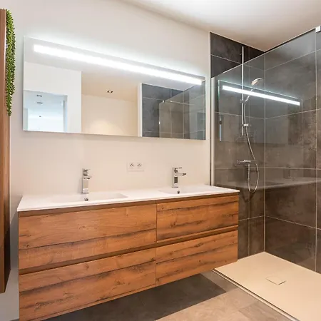 Апартаменты Luxurious New With Stunning Views